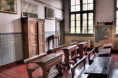 marron, en bois, bureaux, bancs, classe, salle de cours, apprentissage, carte, école, la fenêtre, table, à l'intérieur, siège, personne, meubles, vide, bois - matériau, chaise, architecture, journée, structure construite, absence, bâtiment, verre - matériel, intérieur de la maison, chambre domestique, entrée, transparent, plafond, 4K, CC0, domaine public, libre de droits