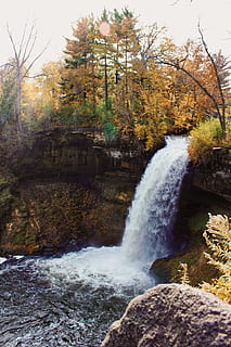 cascate durante il giorno, cascata, scogliera, albero, foresta, roccia, natura selvaggia, natura, all'aperto, parco, Parco Naturale, riserva forestale, escursioni a piedi, viaggio, autunno, minneapolis, fiume, Minnehaha, acqua, movimento, bellezza nella natura, pianta, scenics - natura, nessuno, lunga esposizione, giorno, acqua corrente, energia, roccia - oggetto, solido, potere in natura, architettura, struttura costruita, fluente, 5K, CC0, dominio pubblico, privo di copyright