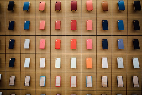 Sort-fargede iPhone-tilfeller, på rad, innendørs, full ramme, rekkefølge, stor gruppe gjenstander, ingen folk, gjentakelse, bakgrunn, nærbilde, kommunikasjon, side ved side, tekst, ordning, mønster, multi farget, organisasjon, overflod, variasjon, styre, 5K, CC0, offentlig domene, opphavsrett gratis