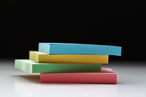 quattro, assortito colori, appiccicoso, gli appunti, libro, romanzo, testo, compiti a casa, studia, colore, pad appiccicoso, backround, sfondo, pila, raccoglitore di file, cartella di file, diario, file, schiuma, spazio, astronomia, universo, girato in studio, in casa, multicolore, nessuno, legno - materiale, blu, avvicinamento, blocco giocattolo, gruppo di oggetti, copia spazio, rosso, sfondo nero, sfondo colorato, giallo, natura morta, grande gruppo di oggetti, formazione scolastica, variazione, apprendimento, 4K, CC0, dominio pubblico, privo di copyright