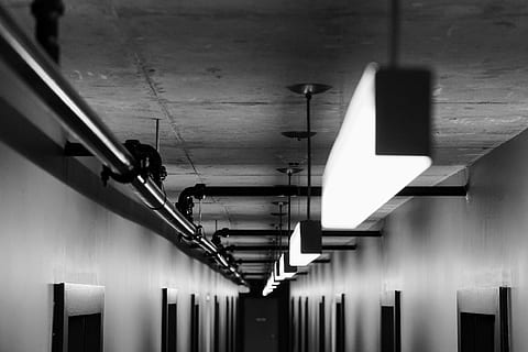 coridor, tavan, lumini, țeavă, tevi, alb-negru, uşi, uşă, sus, înalt, hol, beton, negru, întuneric, noapte, infricosator, echipamente de iluminat, în interior, iluminat, arhitectură, direcţie, semn, nici o persoana, vedere unghiulară joasă, construită, arrow simbol, lumina fluorescenta, clădire, calea de urmat, comunicare, consecutiv, agăţat, montare pe perete, electricitate, arcadă, ușoară, coloană arhitecturală, lampă electrică, 4K