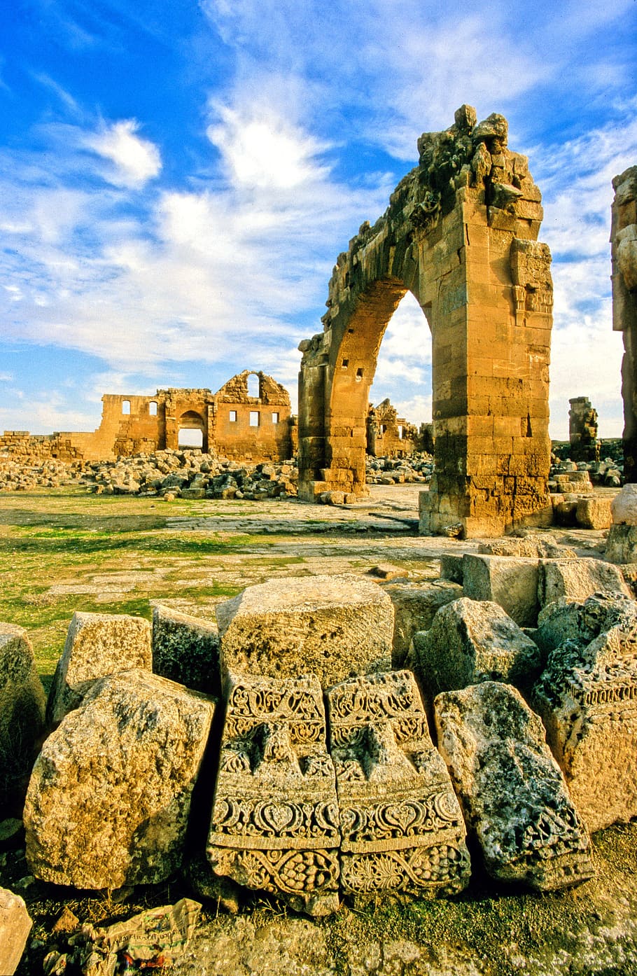 tempel ruiner, gammel, arkitektur, skyer, dagslys, græs, historisk, milepæl, udendørs, klippe, ruiner, himmel, sten, turisme, historie, fortiden, bygget struktur, gammel ruin, sky - himmel, natur, bue, ingen mennesker, ødelagt, gamle civilisation, arkæologi, dag, forvitret, dårlig stand, beskadiget, rejsemål, forringelse, arkitektoniske kolonne, oldtidshistorie, 5K