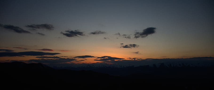 cel blau clar, naturalesa, posta de sol, a l'aire lliure, vespre, cel vermell, cel, alba, silueta, salavat aabad, iran, llum solar, paisatge, fosc, colorit, sortida del sol, núvol, sol, muntanya, Serra, temps, bellesa a la natura, escenics - natura, tranquil·litat, escena tranquil·la, núvol - cel, medi ambient, idíl·lic, cap gent, escena no urbana, cel dramàtic, color taronja, 5K