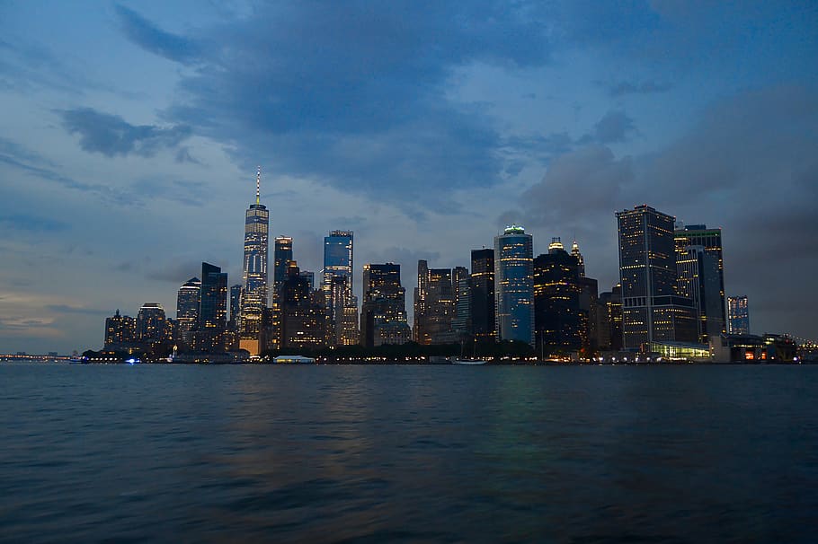 vista del grattacielo, mare, cittadina, urbano, città, costruzione, metropoli, edificio per uffici, alto aumento, all'aperto, natura, centro, campanile, architettura, guglia, Torre, Stati Uniti d'America, America, New York, acqua, cielo, tempo metereologico, esterno dell'edificio, struttura costruita, grattacielo, edificio per uffici esterno, illuminato, lungomare, skyline urbano, paesaggio urbano, paesaggio, nuvola - cielo, destinazioni di viaggio, crepuscolo, nessuno, moderno, alto - alto, distretto finanziario, 4K