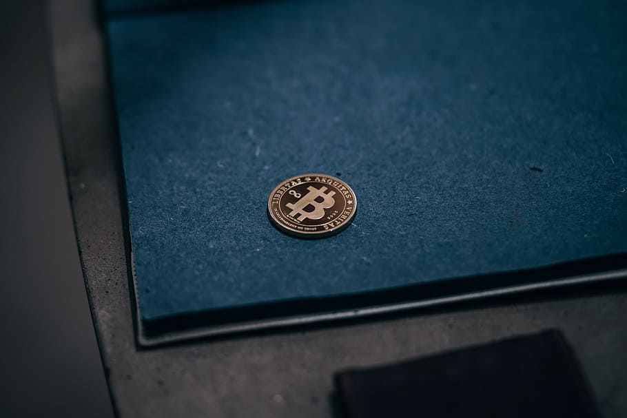 xapat en or, bitcoin, blau, projecte de taula, pissarra., textura del grunge, cap gent, primer pla, forma, vista d’angle alt, forma geomètrica, cercle, a l'interior, comunicació, metall, dia, enfocament selectiu, disseny, natura morta, centrar-se en primer pla, text, guió occidental, signe, fet per l'home, objectes fets per l’home, 5K