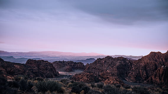 hnědé hory, Příroda, venku, hora, mesa, plošina, krajina, dreamscape, sníh kaňon, mraky, moutains, vidění, státní parky utah, utah, modrý, budova, scenérie, rostlina, vegetace, keř, panoramatický, nebe, scenics - příroda, krása v přírodě, životní prostředí, Skála, rock - objekt, klid, pevný, destinace, nikdo, Skalní formace, mimoměstské scény, cestovat, klidné scény, poušť, mrak - nebe, přistát, suché podnebí, klimatu, polosuchý, pískovec, 5K, CC0, veřejná doména, bez autorských práv