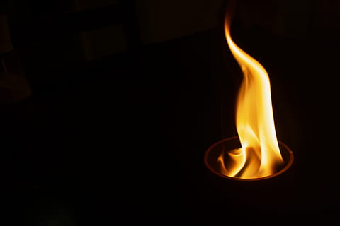 il·lustració de flama, flama, etern, cremant, foc, fons negre, foc - fenomen natural, tir de l'estudi, calor - temperatura, a l'interior, primer pla, cap gent, moviment, còpia espai, generació de combustible i energia, color taronja, naturalesa, groc, vent, color negre, resum, fum - estructura física, infern, brillant, lluminós, 4K, CC0, domini públic, lliure de regalies