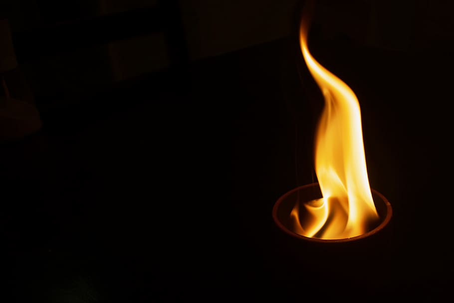 il·lustració de flama, flama, etern, cremant, foc, fons negre, foc - fenomen natural, tir de l'estudi, calor - temperatura, a l'interior, primer pla, cap gent, moviment, còpia espai, generació de combustible i energia, color taronja, naturalesa, groc, vent, color negre, resum, fum - estructura física, infern, brillant, lluminós, 4K