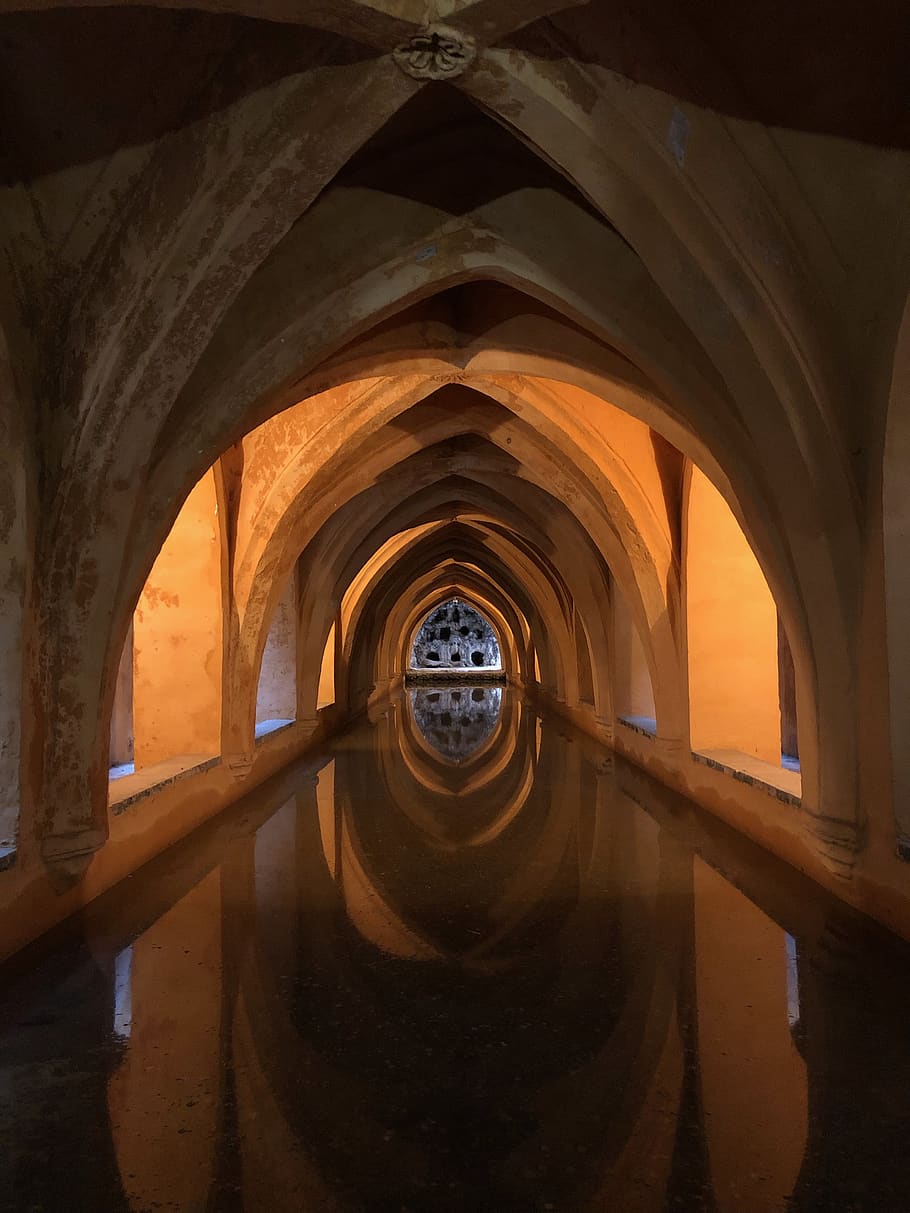paret pintada de blanc, passadís, sòls, cripta, pis, fusta, túnel, fusta dura, masmorra, a l'interior, peix de peix, edifici, passeig marítim, pont, bunker, fusta contraxapada, llosa, escala, esfera, barana, arc, arquitectura, estructura construïda, cap gent, aigua, el passat, columna arquitectònica, història, naturalesa, perspectiva decreixent, religió, dia, el camí a seguir, direcció, reflexió, sostre, bé, 4K
