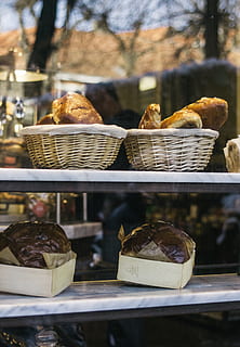 pa, fleca, botiga, finestra, menjar i beguda, menjar, frescor, al forn, cap gent, centrar-se en primer pla, a la venda, cistella, contenidor, postres, venda al detall, menjar dolç, visualització al detall, primer pla, dolç, dia, natura morta, element de pastisseria al forn, temptació, menjar francès, 5K, CC0, domini públic, lliure de regalies