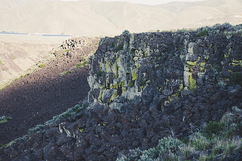 grå, sort, sten klippe, klint, dagslys, miljø, landskab, bjerge, natur, udendørs, klipper, stenet, naturskøn, syn, himmel, sten, træer, bjerg, skønhed i naturen, scenics - natur, plante, dag, rolig scene, jord, ingen mennesker, ro, ikke-urbane scene, klippe, solid, vækst, rock-objekt, fjern, geologi, formation, 5K, CC0, offentligt domæne, royaltyfrie