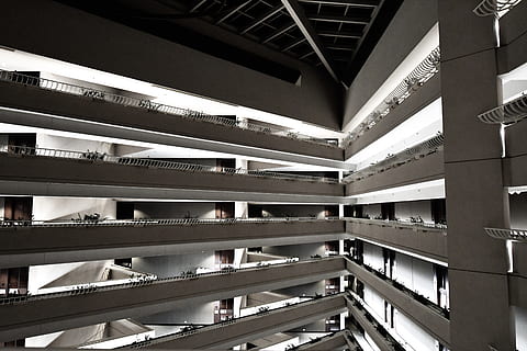 edificio strutturale bianco, costruzione, architettura, alloggiamento, hotel pan-pacifico, Singapore, lucernario, finestra, interno, corridoio, struttura, pilastro, piani, storie, modello, Hotel, buio, immenso, calcestruzzo, geometrico, in casa, nessuno, mensola, struttura costruita, metallo, formazione scolastica, grande gruppo di oggetti, sfondi, Inquadratura dal basso, stanza domestica, fotogramma intero, ripetizione, magazzino, giorno, abbondanza, vuoto, di fila, soffitto, 5K, CC0, dominio pubblico, privo di copyright