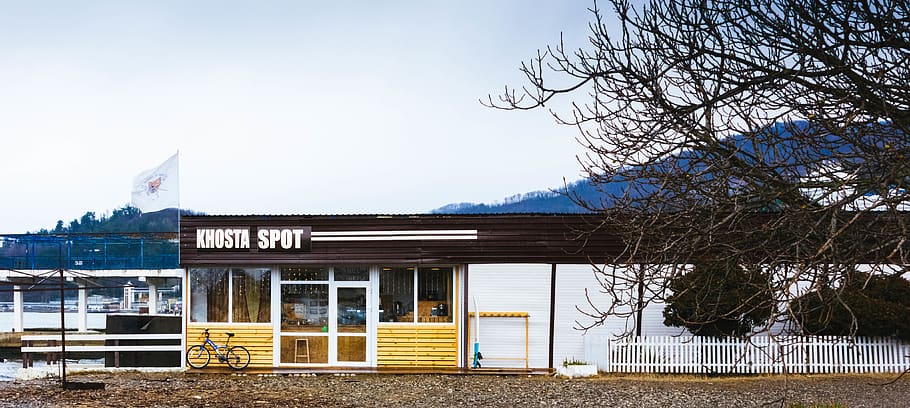 establiment de krosta spot, edifici, durant el dia, arbres, arquitectura, estructura construïda, exterior de l'edifici, cel, naturalesa, arbre, dia, text, aigua, cap gent, planta, cel clar, guió occidental, ciutat, a l'aire lliure, transport, destinacions de viatge, entrada, arbre nu, estació, 4K