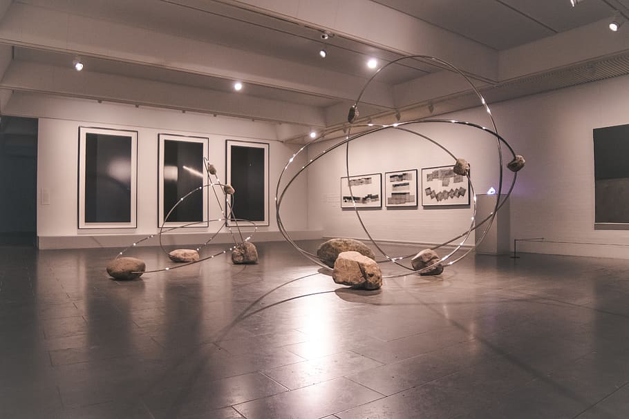 museumsbygning, etage, gulve, louisiana museum for moderne kunst, Danmark, træ, bygning, belysning, sport, træner, dyrke motion, fitness, hårdttræ, studie, indendørs, gym, tøj, beklædning, skitse, kunst, belyst, ingen mennesker, tom, arkitektur, belysningsudstyr, loft, afspejling, teknologi, bygget struktur, sundhedspleje og medicin, murbygningsfunktion, fravær, meddelelse, flise, kunstkultur og underholdning, tekst, skilt, flisebelagt gulv, 5K