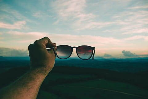 persona, celebració, negre, emmarcat, ulleres de sol, blau, cel, blanc, núvols, mà, paisatge, mirant, naturalesa, a l'aire lliure, escènic, vista, mà humana, part del cos humà, una persona, gots, núvol - cel, perspectiva personal, posta de sol, centrar-se en primer pla, ulleres, persones reals, bellesa a la natura, homes, part del cos, escenics - natura, activitat d'oci, accessori personal, dit, 5K, CC0, domini públic, lliure de regalies