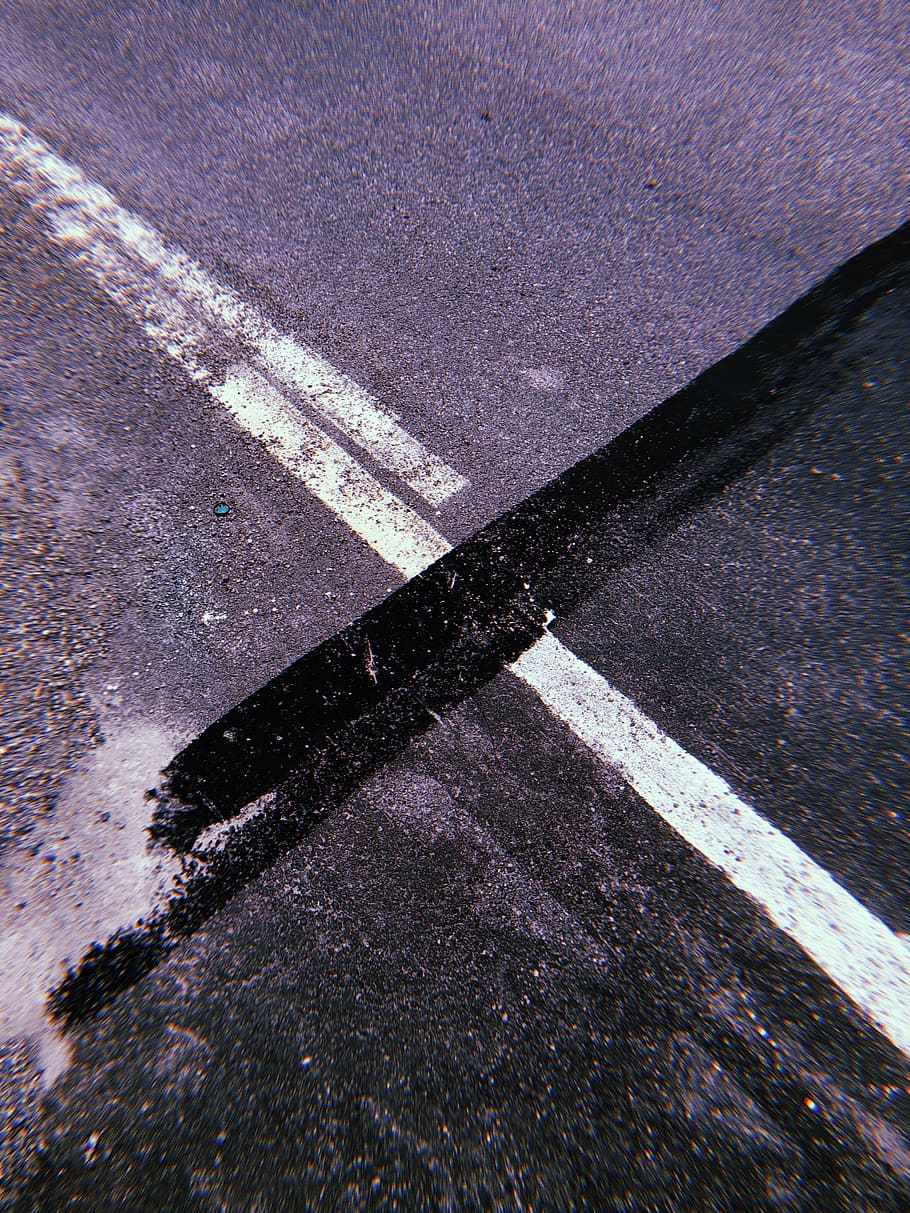 strada, simbolo, segnaletica stradale, marcatura, vista dall'alto, cartello, mezzi di trasporto, asfalto, città, nessuno, giorno, natura, strutturato, all'aperto, ombra, linea di divisione, modello, direzione, fotogramma intero, concentrarsi sull'ombra, 4K