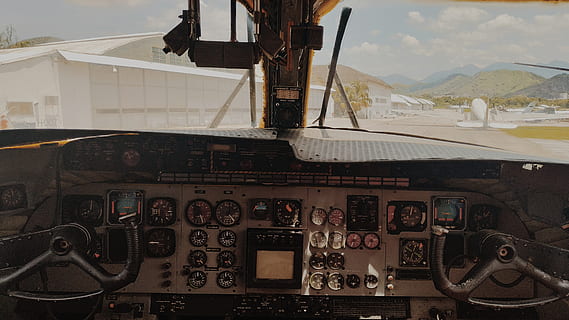 inde, chauffør, flybillet, cockpit, av. marechal fontenele, brasilien, campo dos afonsos, transportmidler, køretøj, tog, lufthavn, fly, flyveplads, vindue, bøffel, brasilianske luftvåben, bufalo, militær, pilot, flyselskab, fab, kontrollere, luftfartøj, køretøj interiør, transportform, rejse, teknologi, kontrolpanel, ingen mennesker, dag, arkitektur, glas - materiale, bjerg, udendørs, instrumentbræt, natur, bil, forrude, luftfartsindustrien, 4K, CC0, offentligt domæne, royaltyfrie