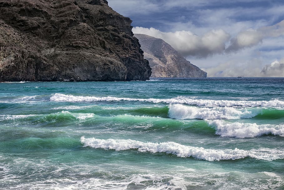 platja, onades, costa, roques, cel, cabo de gata, almeria, mar, aigua, bellesa a la natura, moviment, escenics - natura, onada, esport, esport aquàtic, dia, rock, cap gent, davant del mar, terra, naturalesa, rock - object, núvol - cel, formació de roca, a l'aire lliure, horitzó sobre l’aigua, poder a la natura, 5K