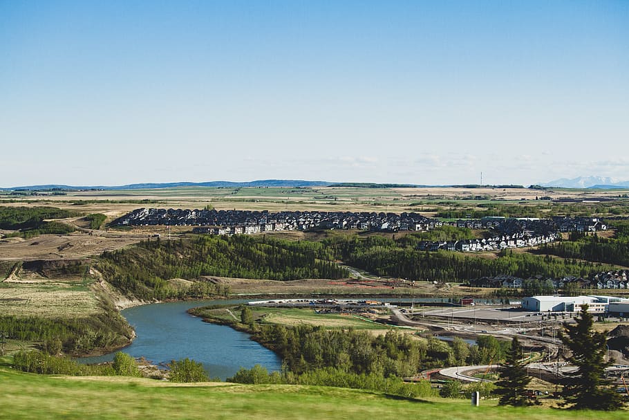 Canada, Alberta, sfondo, paesaggio, case, campo, arco fiume, bow valley, montagne, fiume, cielo, acqua, natura, pianta, giorno, scenics - natura, bellezza nella natura, architettura, albero, scena tranquilla, la tranquillità, ambiente, struttura costruita, copia spazio, nessuno, cielo sereno, vista dall'alto, all'aperto, 5K