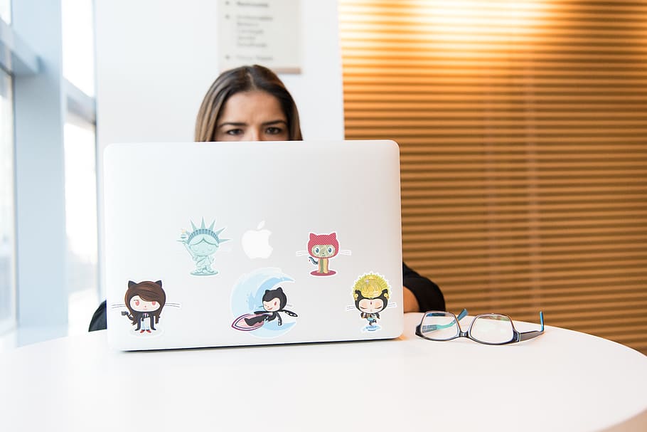 žena, sedící, přední, laptop, dospělý, lavice, vývojář, rozvíjející se, rozvoj, brýle, ženský, git, github, ilustrace, uvnitř, Internet, volný čas, osoba, programátor, programování, pokoj, místnost, sedět, samolepky, technologie, práce, pracovní, stůl, čelní pohled, ženy, portrét, střela do hlavy, lidé, střední dospělý, tvořivost, žen, podnikání, skutečných lidí, zastoupení, dítě, dětství, 5K