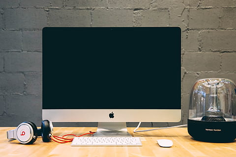 imac, bianca, senza fili, topo, tastiera, tecnologia, tavolo, scrivania, computer, attrezzatura informatica, schermo del computer, mobilia, in casa, tastiera del computer, copia spazio, nessuno, attività commerciale, computer fisso, mouse del computer, ufficio, cibo e bevande, natura morta, comunicazione, attrezzatura, bicchiere, vuoto, 5K, CC0, dominio pubblico, privo di copyright