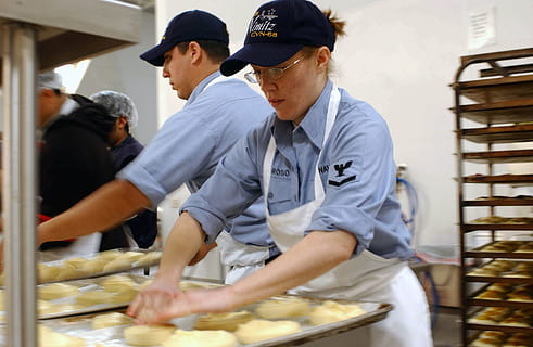 bakeri, bake, kokk, mat, fersk, gjøre, restaurant, okkupasjon, mat og Drikke, arbeider, uniform, ung voksen, voksen, mennesker, klær, unge menn, stående, virksomhet, menn, samarbeid, fra livet opp, lokk, midt voksen, teamarbeid, forberedelse, kollega, lage mat, 1080P, CC0, offentlig domene, opphavsrett gratis