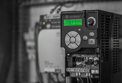 Fahrt, Elektronik, Technologie, modern, Auto, Computer, wird bearbeitet, Maschine, Ausrüstung, plc, industriell, Werkzeug, Arbeit, Maschinen, analog, Steuerung, Nahansicht, drinnen, keine Leute, Schalttafel, Industrie, Fokus auf den Vordergrund, Elektronik-Industrie, Verbindung, selektiver Fokus, Kommunikation, Elektrizität, Maschinenteil, Messinstrument, Messgerät - Messinstrument, Fabrik, Druckknopf, Netzteil, industrielle Ausrüstung, 4K, CC0, gemeinfrei, lizenzfrei