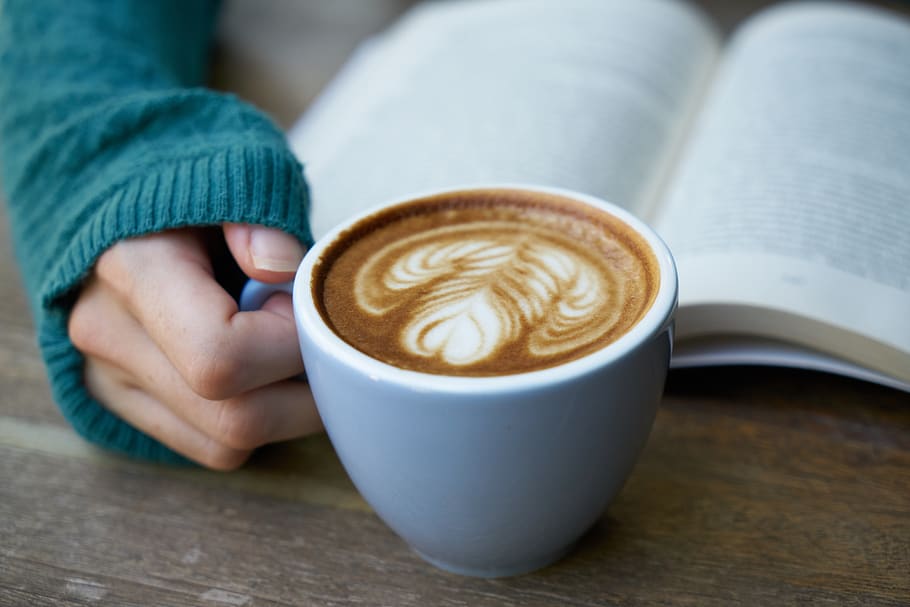 person, bedrift, krus, kaffe latte, drik, pause, Brun, koffein, cappuccino, tæt på, kaffe, kaffekop, kaffedrik, kop, kop kaffe, design, detalje, drikke, espresso, skum, mad, hånd, hed, latte, latte kunst, mælk, Læs, restaurant, underkop, træ, arbejde, kaffe - drikke, mad og drikke, forfriskning, menneskelig hånd, en person, skummende drikke, bord, varm drikke, menneskelig kropsdel, indendørs, fokus på forgrunden, porcelæn, 5K