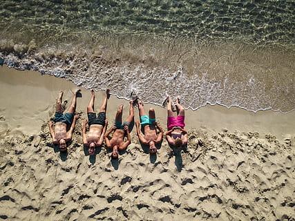 cinc, homes, estirat, platja, aigua, humà, persona, esports, esport, gent, vestits de bany, sorra, pell, mar, busseig, bussejador, estiu, vacances, activitats de lleure, aventura, roba, a l'aire lliure, terra, persones reals, estils de vida, activitat d'oci, naturalesa, vista d’angle alt, dia, festa, viatge, dones, llum solar, grup de persones, unió, 4K, CC0, domini públic, lliure de regalies