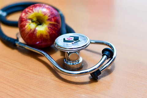 maçã, te abençoe, Alimentação saudável, mesa, bem-estar, estetoscópio, instrumento médico, comida e bebida, fruta, suprimentos médicos, equipamento médico, Comida, dentro de casa, cuidados de saúde e medicina, ainda vida, ninguém, estilo de vida saudável, fechar-se, madeira - material, frescura, maçã - fruta, vermelho, 5K, CC0, domínio público, royalty free