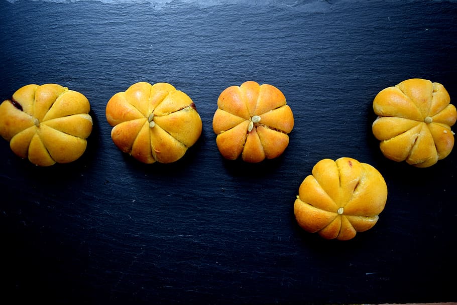 pane, Grano, lievito, tavolo, cibo e bevande, natura morta, freschezza, cibo, in casa, nessuno, vista dall'alto, giallo, gruppo di oggetti, avvicinamento, mangiare sano, benessere, frutta, fianco a fianco, colore arancione, agrumi, legno - materiale, blu, direttamente sopra, arancia, sfondo blu, 5K