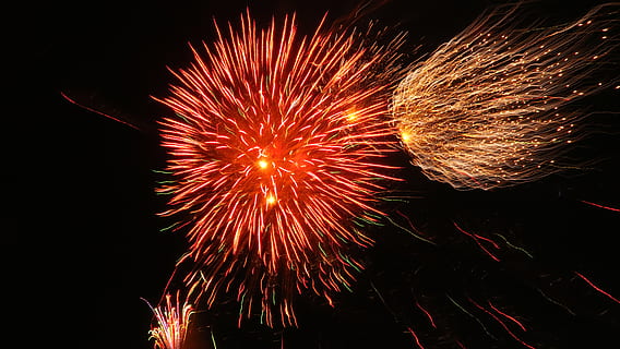 feux d'artifice, lumières, explosion, queue, feu d'artifice, nuit, mouvement, un événement, fête, illuminé, exploser, culture artistique et divertissement, personne, mouvement flou, longue exposition, feu d'artifice - objet fabriqué par l'homme, embrasé, la nature, faible angle de vue, ciel, lumière - phénomène naturel, en plein air, brûlant, des étincelles, foncé, cierge magique, explosif, réveillon de Nouvel an, événement de divertissement, 4K, CC0, domaine public, libre de droits