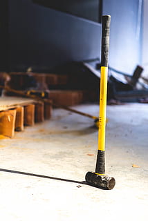 trabajo, construcción, martillo, amarillo, adentro, centrarse en primer plano, de cerca, nadie, material de madera, metal, Herramienta de trabajo, taller, incienso, industria, mesa, día, exactitud, piso, equipo, naturaleza muerta, lápiz, industria metalúrgica, derritiendo, 4K, CC0, dominio público, libre de derechos