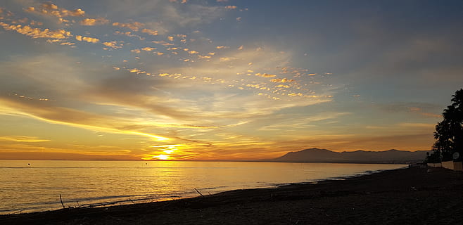 západ slunce, oranžový, slunce, mraky, marbella, malaga, voda, nebe, moře, scenics - příroda, krása v přírodě, přistát, mrak - nebe, pláž, klid, klidné scény, horizont, Příroda, horizont nad vodou, idylický, oranžová barva, nikdo, venku, slunečního světla, 4K, CC0, veřejná doména, bez autorských práv