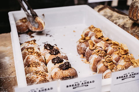 donuts, serveret, hvid, bakke, bagt, bagning, brød, morgenmad, kage, slik, chokolade, madlavning, fløde, cremet, lækker, mad, sundhed, hjemmelavet, overbærenhed, ernæring, bagværk, plade, sukker, sød, traditionel, mad og drikke, friskhed, ingen mennesker, tæt på, butik, indendørs, detail, sødt mad, stilleben, lille virksomhed, dessert, papir, stor gruppe af objekter, bageri, forretning, høj vinkel visning, beholder, fristelse, snack, 4K, CC0, offentligt domæne, royaltyfrie
