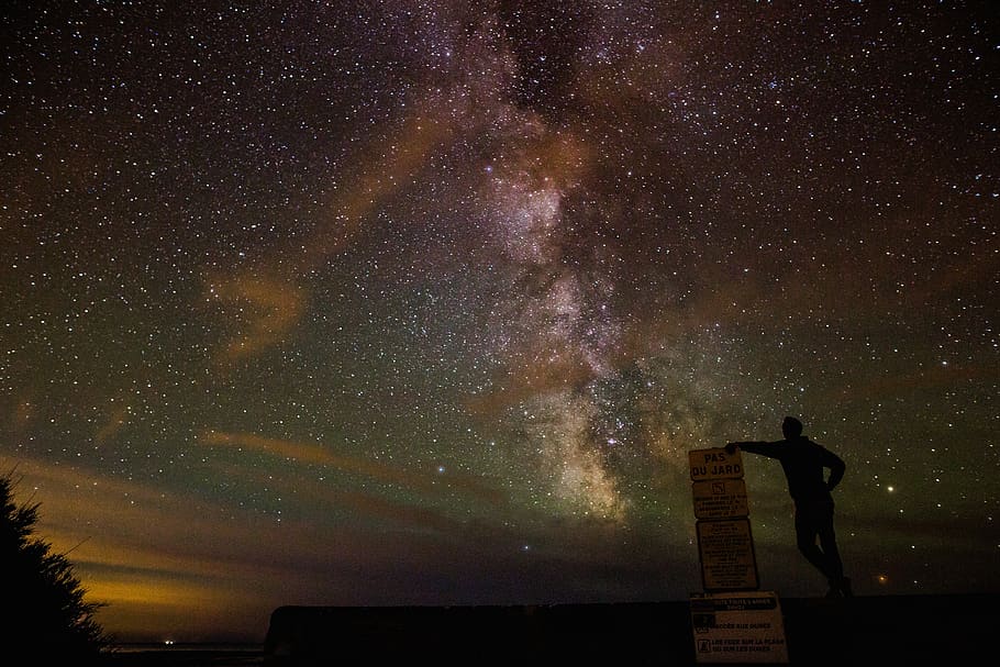 mørk, Sky, himmel, nat, stjerner, galakse, mennesker, mand, alene, silhuet, stjerne - rum, plads, astronomi, scenics - natur, skønhed i naturen, natur, stjerne felt, stjerne, rolig scene, uendelighed, arkitektur, lav vinkel visning, ro, bygget struktur, stående, udendørs, Mælkevejen, rum og astronomi, 5K