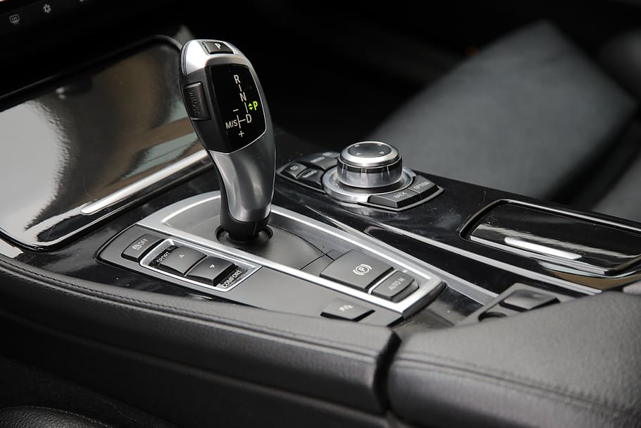 sort gearskifte, gearskift, gearstang, knop, knap, automatisk, bil, indre, flytte, bmw, indretning, konsol, køretøj, rejse, transportere, sort, mørk, knapper, instrumentbræt, ingen mennesker, tæt på, indendørs, selektiv fokusering, bord, stilleben, teknologi, kontrollere, motor køretøj, medicinsk instrument, høj vinkel visning, meddelelse, fokus på forgrunden, transportmidler, sølvfarvet, metal, transportform, sort farve, skinnende, 5K