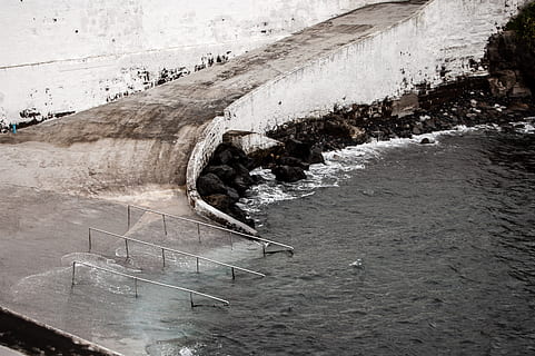leerer Damm, Wasser, Natur, draußen, Fluss, Ozean, Meer, Küstenlinie, Ufergegend, Transport, Flugzeug, Fahrzeug, Küste, Geländer, Dock, Hafen, Seebrücke, Eis, Damm, High Angle View, Tag, keine Leute, die Architektur, Treppe, gebaute Struktur, fließendes Wasser, Bewegung, Wasserkraft, Umgebung, Kraftstoff- und Stromerzeugung, Ruhe, Schönheit in der Natur, Beton, fließend, 2K, CC0, gemeinfrei, lizenzfrei