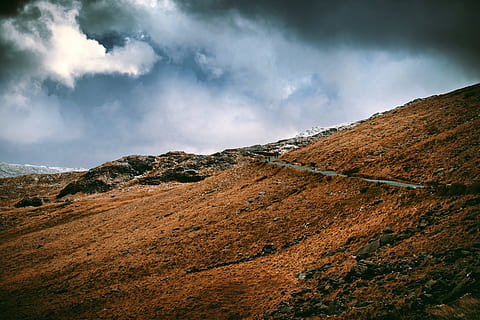 montagna rocciosa marrone, nuvole, nuvoloso, luce del giorno, paesaggio, montagna, all'aperto, strada, rocce, scenario, panoramico, nuvola - cielo, cielo, ambiente, scenics - natura, natura, bellezza nella natura, terra, scena non urbana, nessuno, la tranquillità, pianta, scena tranquilla, cielo drammatico, a distanza, clima, 5K, CC0, dominio pubblico, privo di copyright