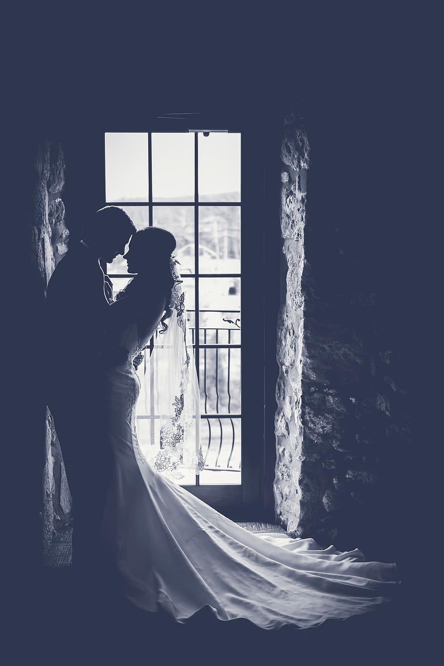 herba, núvol, cel, fosc, posta de sol, silueta, gent, parella, home, paio, el nuvi, núvia, dona, noia, de la mà, amor, casament, vestit, persones reals, estils de vida, finestra, dones, dues persones, adult, a l'interior, de peu, tres quarts de longitud, activitat d'oci, vista lateral, dia, dones joves, adult jove, unió, arquitectura, emoció positiva, naturalesa, parella - relació, pentinat, 5K
