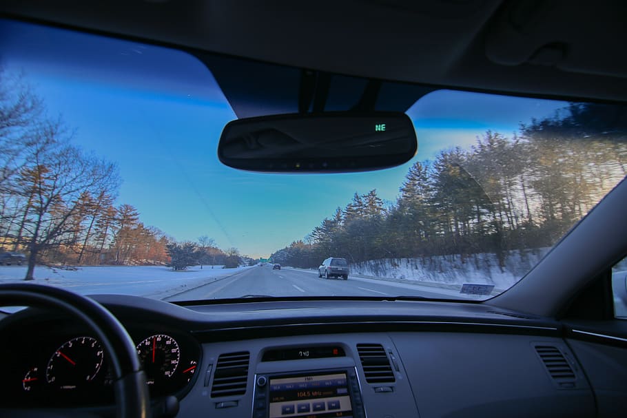 bil, drevet, vej, himmel, Skov, træer, transportform, motor køretøj, transportmidler, land køretøj, forrude, træ, glas - materiale, køretøj interiør, bil interiør, gennemsigtig, kontrolpanel, bakspejl, instrumentbræt, natur, ingen mennesker, rejse, indendørs, plante, bil synspunkt, 5K
