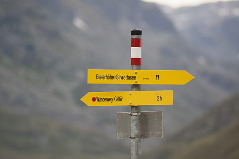 Schild, Verzeichnis, Richtung, Wegweiser, Berge, silvretta, Hinweis, Markierung, Nächster, Recht, Zeichen, Kommunikation, keine Leute, Beratung, Tag, Fokus auf den Vordergrund, Natur, Text, draußen, Berg, Umgebung, Nahansicht, Warnschild, Winter, Information, Szenen - Natur, Pole, Schönheit in der Natur, Regeln, 2K, CC0, gemeinfrei, lizenzfrei