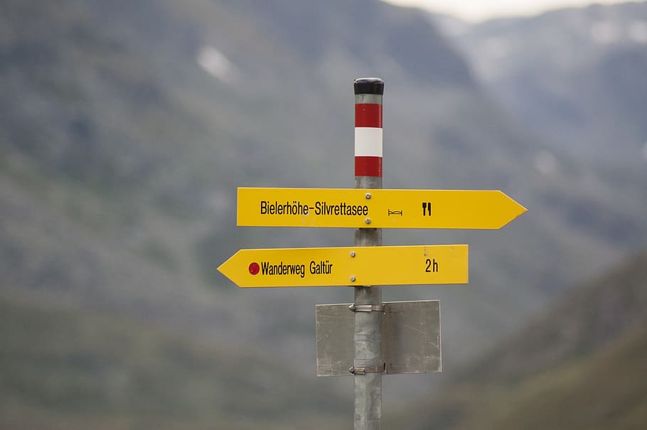escut, directori, direcció, senyalització, muntanyes, silvretta, nota, marcatge, Pròxim, dret, signes, comunicació, cap gent, signe, orientació, dia, centrar-se en primer pla, naturalesa, text, a l'aire lliure, muntanya, medi ambient, primer pla, senyal d'advertència, hivern, informació, escenics - natura, pol, bellesa a la natura, normes, 2K