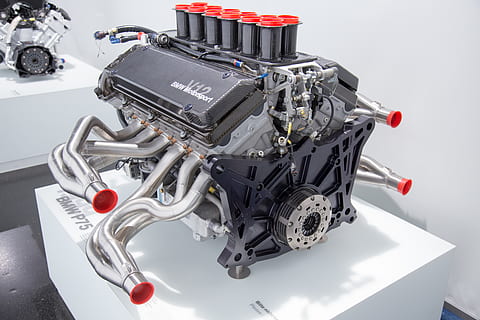 grijze motor van een auto, motor, machine, vervoer, motorfiets, voertuig, speelgoed-, turbine, rotor, spoel, spiraal, windturbine, gebouw, behuizing, printer, aandrijfas, suspensie, pomp, schroef, buggy, technologie, geen mensen, binnenshuis, machinerie, detailopname, metaal, onderdeel van de machine, controle, industrie, wijze van transport, communicatie, robot, studio opname, uitrusting, rood, witte kleur, witte achtergrond, zilverkleurig, 5K, CC0, publiek domein, royaltyvrij