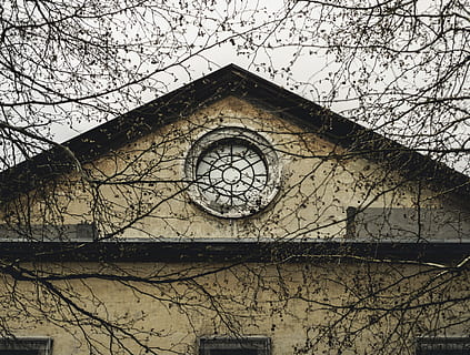 tårn, arkitektur, klokketårn, bygning, triangel, anlegg, vindu, tak, tre, håndtak, gelender, murstein, kontorbygg, sfære, veranda, hull, landsbygda, husly, landlig, bygget struktur, bygge eksteriør, bare tre, lav vinkel visning, ingen folk, gren, himmel, natur, dag, utendørs, klokke, tro, Religion, sted for tilbedelse, gammel, 4K, CC0, offentlig domene, opphavsrett gratis