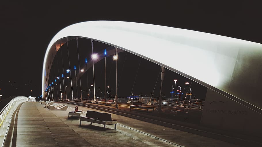 arhitectură, clădire, infrastructură, structura, stabilire, scaun, lampă, noapte, întuneric, transport, construită, iluminat, mijloc de transport, oraș, pod, conexiune, nici o persoana, exteriorul clădirii, pod - om construit, drum, vehiculul terestru, mașină, mişcare, vehicul cu motor, în aer liber, balustradă, cer, 2K