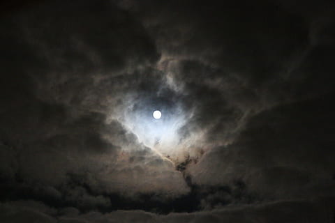 Mond, Nacht-, Wolken, Mondlicht, dunkel, Vollmond, geheimnisvoll, Atmosphäre, Himmel, Nachthimmel, gruselig, Oktober, November, Grusel, wolke - himmel, Platz, Astronomie, keine Leute, Natur, Schönheit in der Natur, Szenen - Natur, draußen, gestalten, Dramatischer Himmel, bedeckt, glühend, beleuchtet, Helligkeit, Finsternis, 5K, CC0, gemeinfrei, lizenzfrei