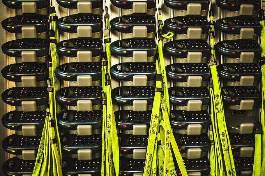 comandaments a distància negres, prestatge, tecnologia, marc complet, a l'interior, comunicació, en fila, cap gent, connexió, fons, gran grup d'objectes, cable, Internet, ordinador, repetició, ordre, tecnologia sense fils, abundància, xarxa d’ordinadors, seguretat, costat a costat, servidor de xarxa, 5K