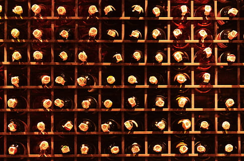 Regale, Wein, Flaschen, Muster, Textur, gestapelt, Bar, Sammlung, in einer Reihe, Alkohol, Regal, drinnen, Flasche, große gruppe von gegenständen, Fülle, Weinflasche, Erfrischung, Getränk, Keller, keine Leute, Essen und Trinken, Container, Weinkeller, Ablagefach, Weingut, Gestell, die Architektur, Auftrag, Wein machen, 4K, CC0, gemeinfrei, lizenzfrei