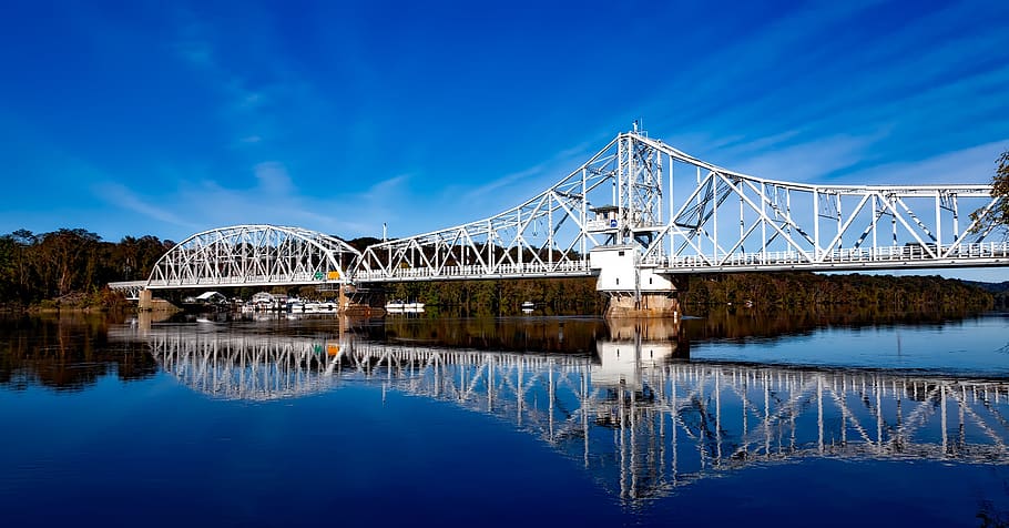 blanc, pont, cos, aigua, crear, reflexió, núvols, arquitectura, escènic, arbres, pont - estructura feta per l'home, connexió, estructura construïda, transport, cel, blau, riu, destinacions de viatge, naturalesa, ciutat, cap gent, exterior de l'edifici, núvol - cel, viatjar, a l'aire lliure, veler, badia, 1080P